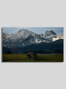 Wandbild von einer Hütte in füssen mit Hintergrund Berge