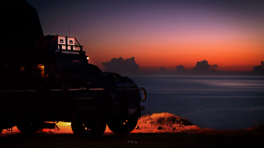 Landrover in Sardinien bei Sonnenuntergang