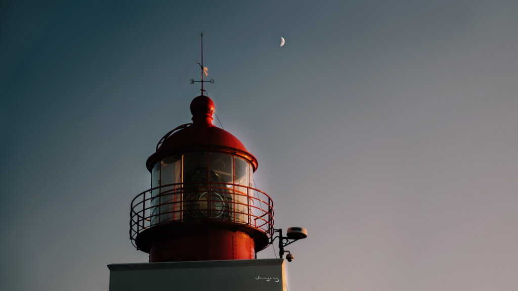 Leuchturm in Madeira mit kleinem Mond am Himmel